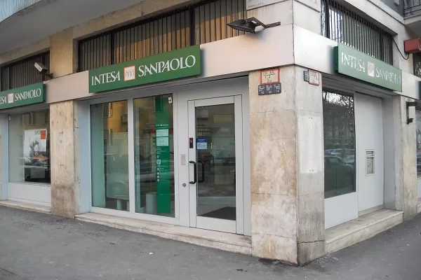 Intesa Sanpaolo spiazza il mercato con un solido utile netto