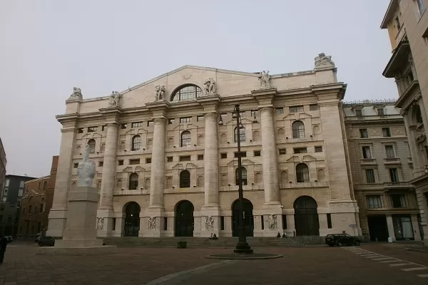 Azioni banche e assicurazioni oggi 23 gennaio a Piazza Affari, monta la speculazione