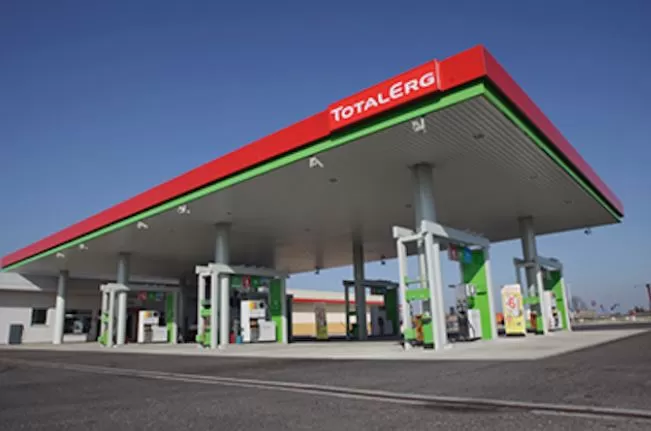 Benzina: TotalErg verso la cessione, lascia l’Italia dopo Esso e Shell