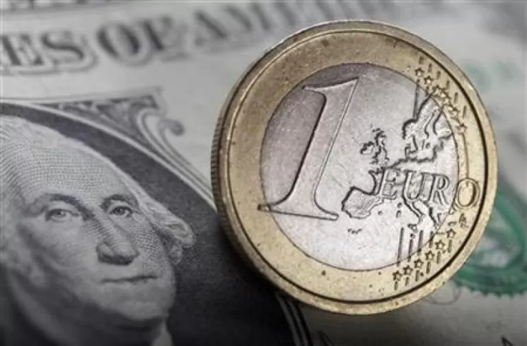 Cambio euro dollaro, apertura in lieve flessione: l’analisi tecnica