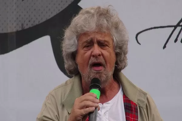 Reddito di cittadinanza MoVimento 5 Stelle, Beppe Grillo: ‘E’ la fiamma della dignità’