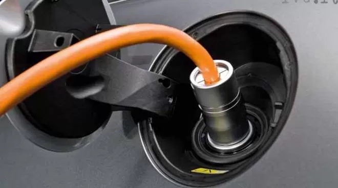 Carburante alternativo, l’Italia s’è desta: cresce il mercato delle auto ibride e a metano