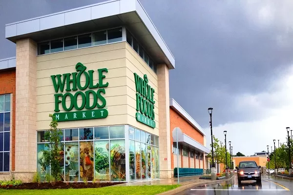 Shopping Amazon, Jeff Bezos compra Whole Foods Market che vola al Nasdaq