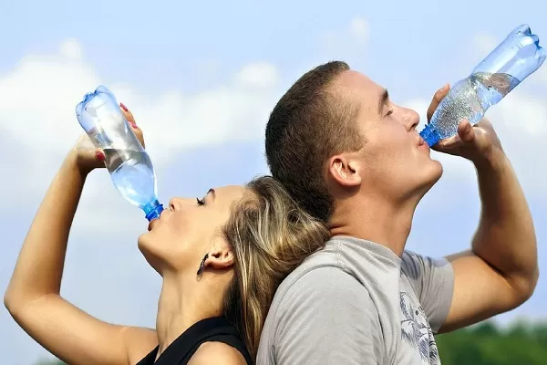 Prezzi acqua in bottiglia volano con la siccità, allarme speculazioni bar e piccoli esercizi